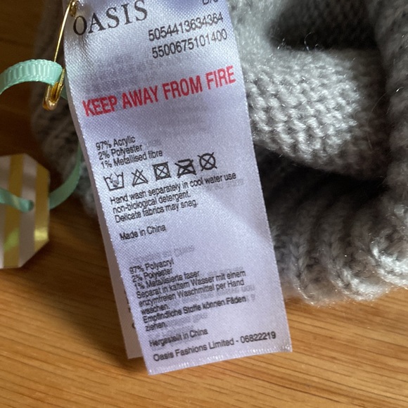 Oasis (UK) Hat & Glove Set - Picture 3 of 6